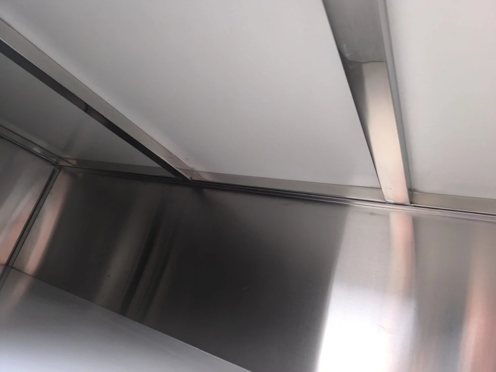 Nerezový skříňový stůl s posuvnými dveřmi – 150 x 60 x 85 cm